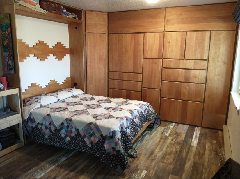 Blue Willow quilt on the murphy bed